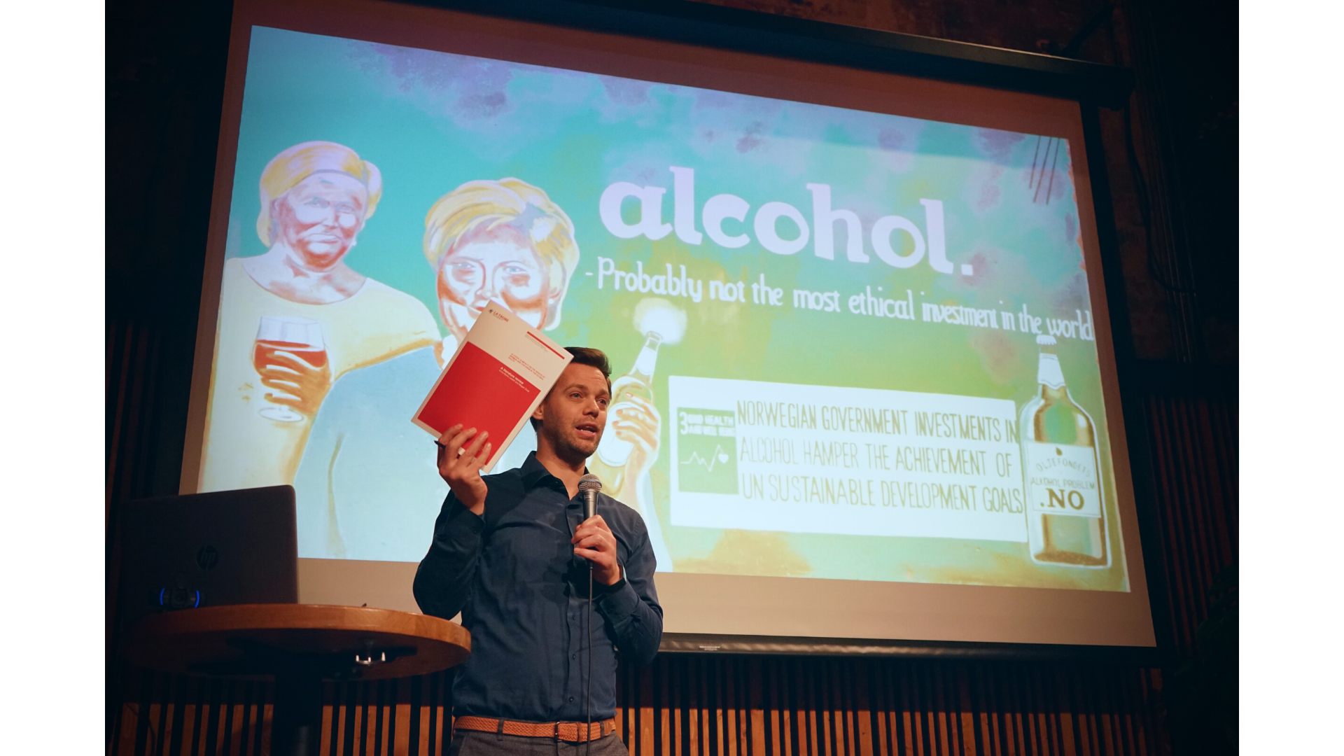 Nils Johan presenterer rapport foran en powerpoint side hvor det står "alcohol"